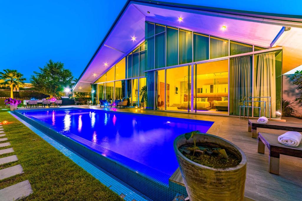 una casa grande con piscina frente a ella en Large Private Pool Villa with 7 Bedrooms 7B, en Hua Hin