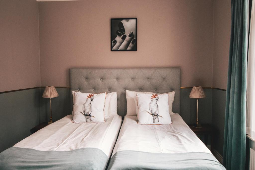 Postel nebo postele na pokoji v ubytování Mojo Hotell