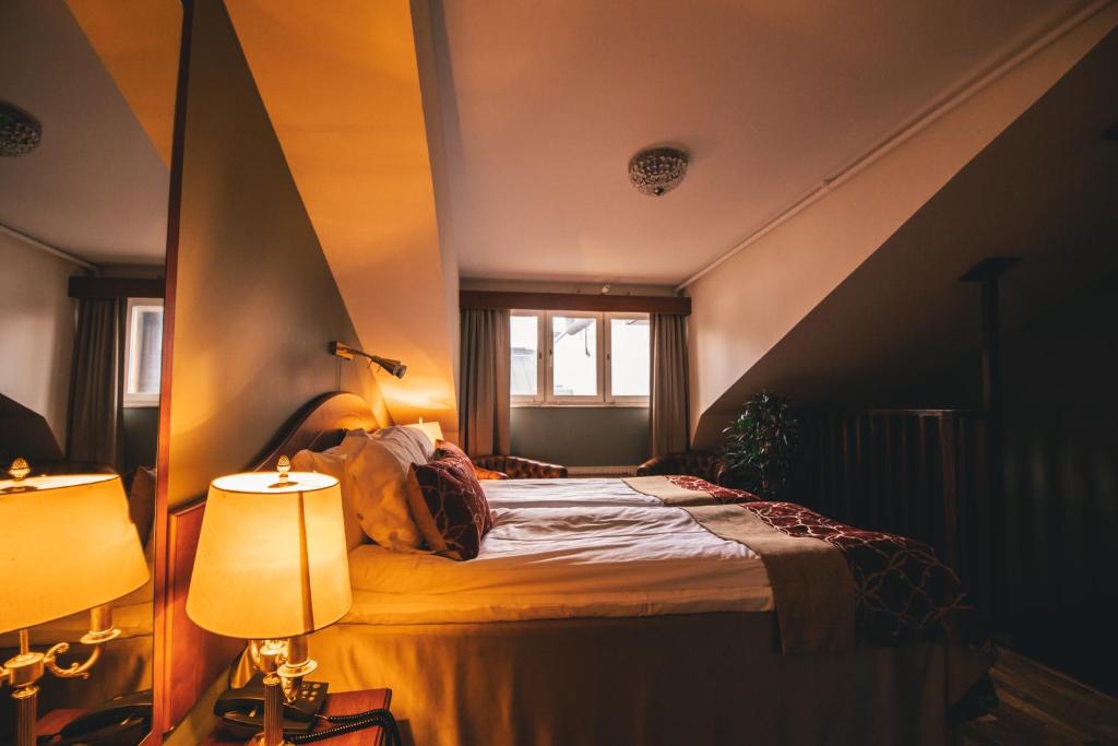 Postel nebo postele na pokoji v ubytování Mojo Hotell