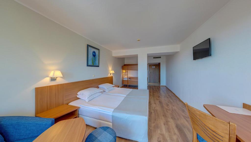 Junior Suite with Pool View and balcony