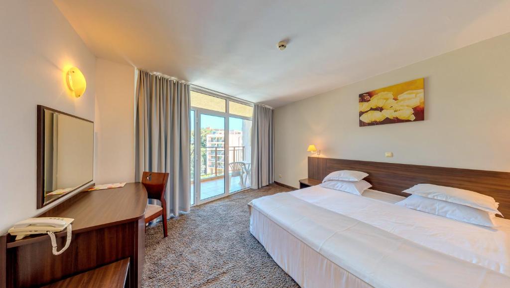 One-Bedroom Apartment Pool or Park View and balcony