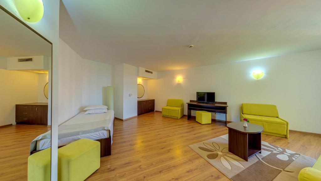 One-Bedroom Apartment Pool or Park View and balcony
