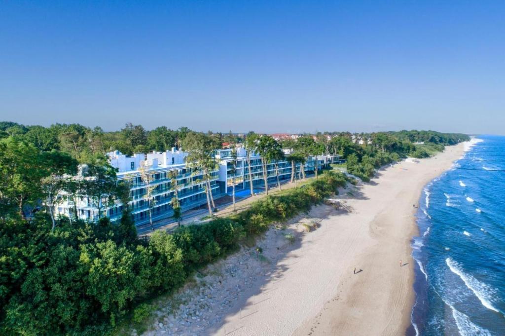 een luchtzicht op een strand met blauwe en witte gebouwen bij Rewal Hevenia The Best View ever in Rewal