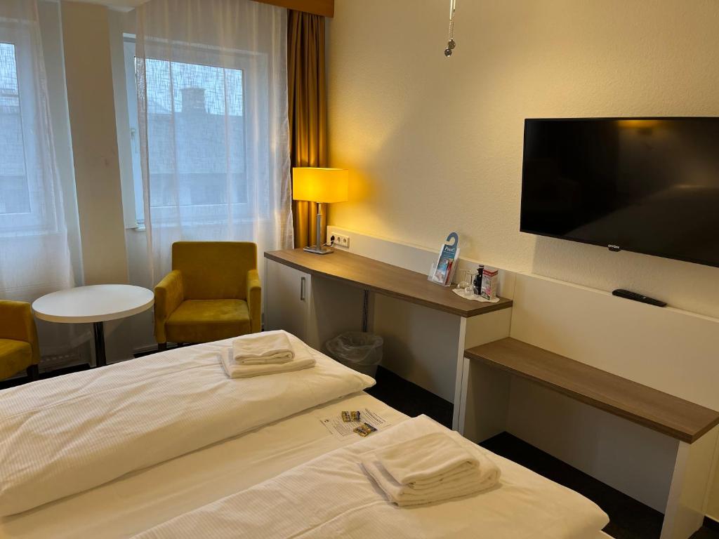 TV a/nebo společenská místnost v ubytování astral'Inn Leipzig Hotel & Restaurant