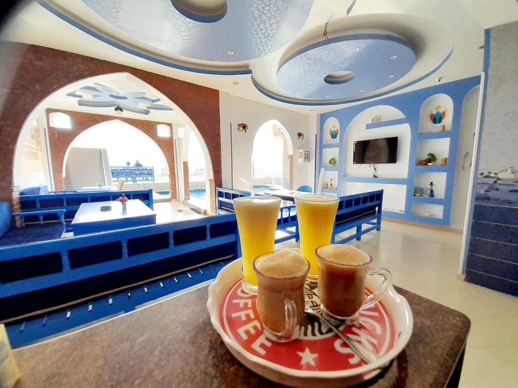 una stanza con due bicchieri di birra su un tavolo di Blue Nile House a Luxor