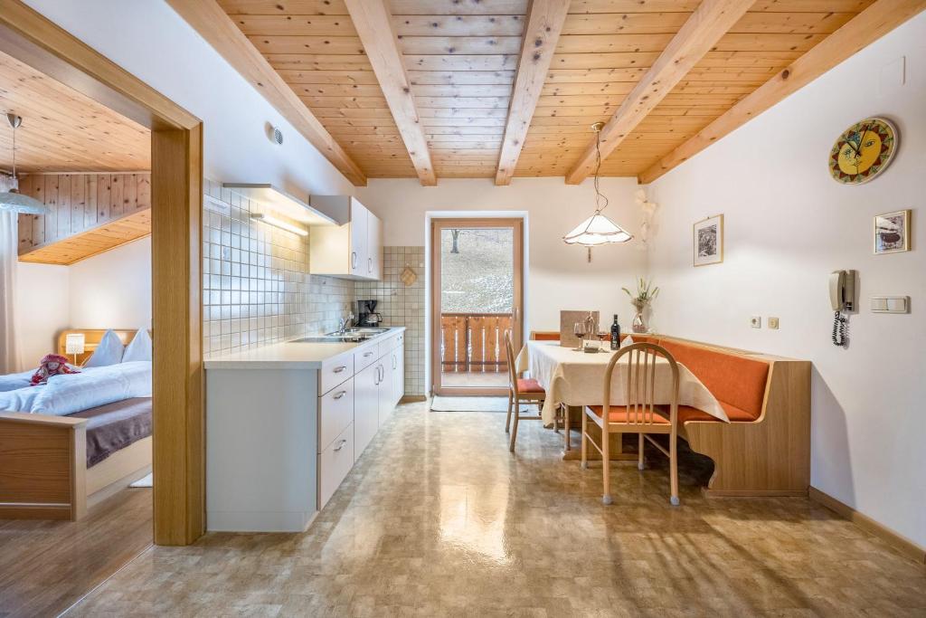 A kitchen or kitchenette at Eichernhof Apartment Apfelblüte
