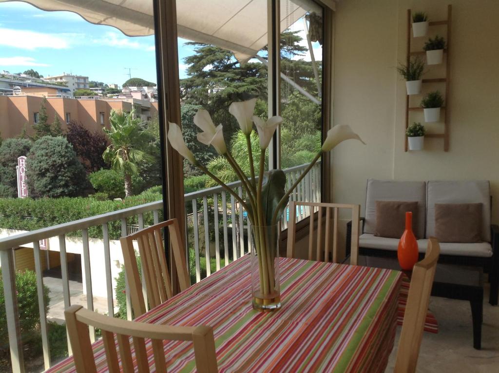 Balkón alebo terasa v ubytovaní Spacious studio in the center of Cannes nice terrace easy walk to the Croisette and Palais - 1923