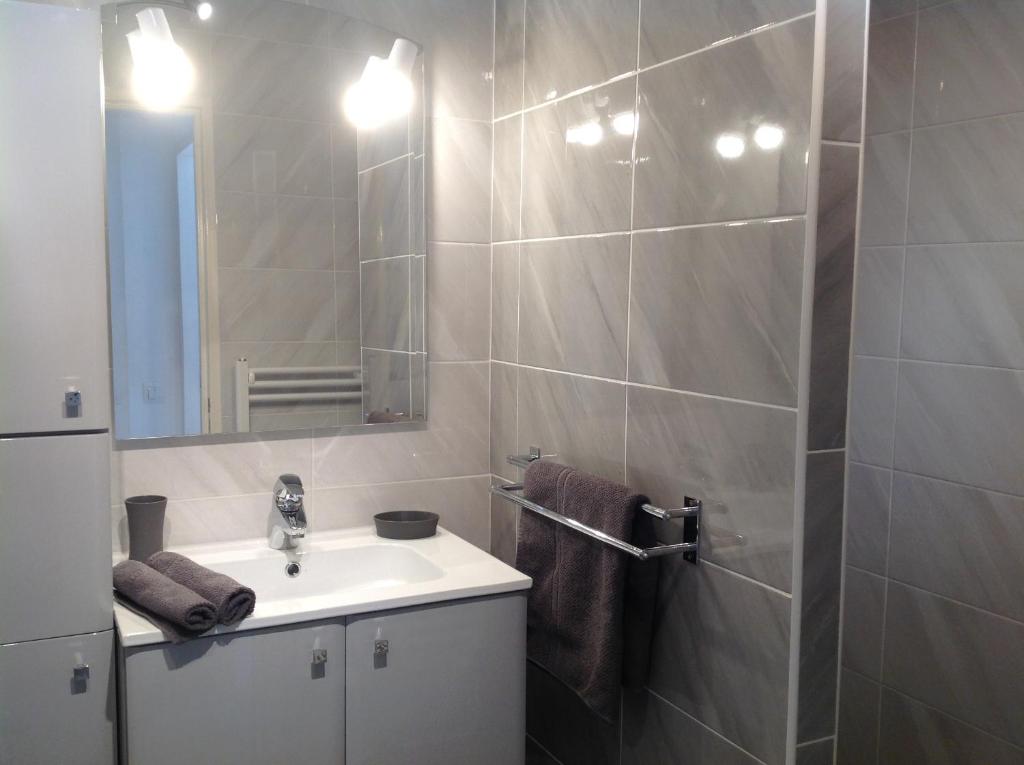 Kúpeľňa v ubytovaní Spacious studio in the center of Cannes nice terrace easy walk to the Croisette and Palais - 1923