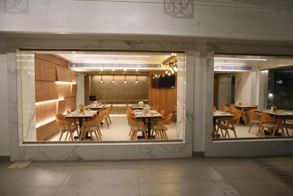 Restaurace v ubytování RATHNA RESIDENCY - Near US CONSULATE