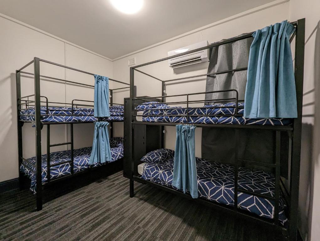 Postel nebo postele na pokoji v ubytování Queen Victoria Hostel