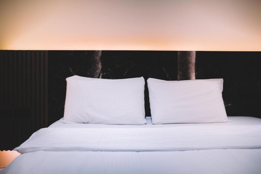Postel nebo postele na pokoji v ubytování Xiaoliuqiu Ayana B&B