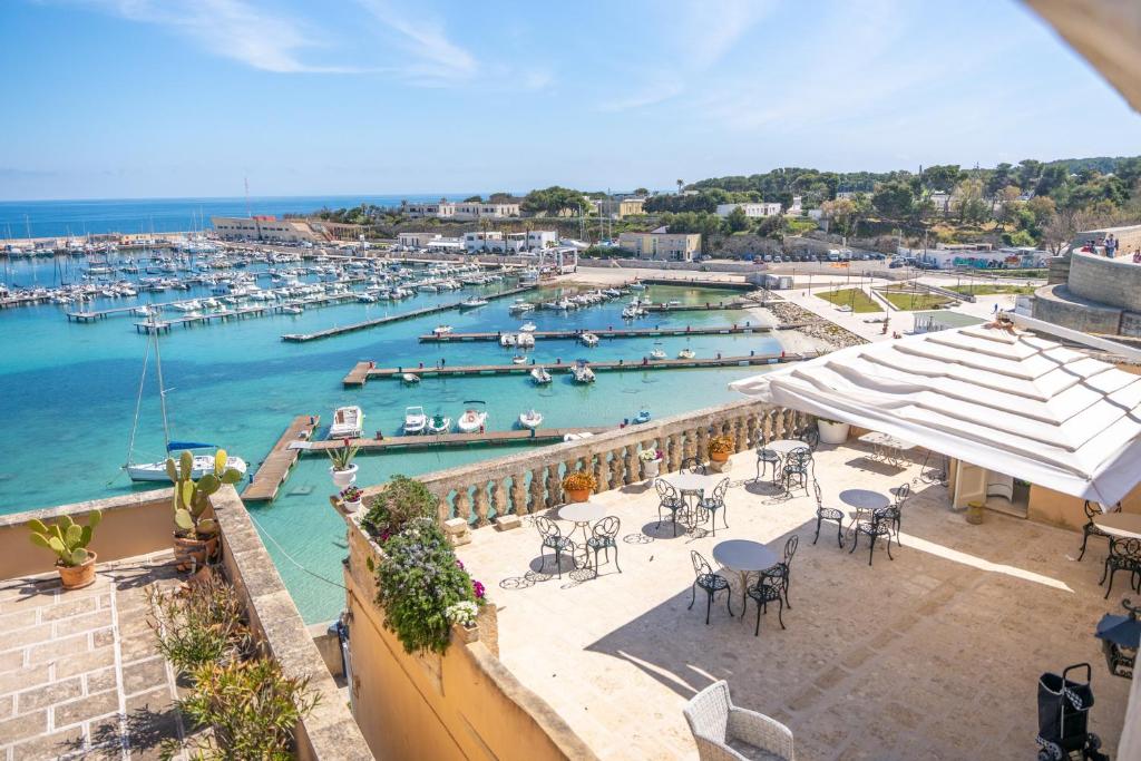 vista su un porto turistico con barche in acqua di Palazzo De Mori a Otranto