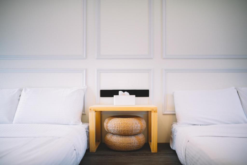 小琉球的住宿－小琉球阿雅娜，客房设有两张床和一张桌子及凳子