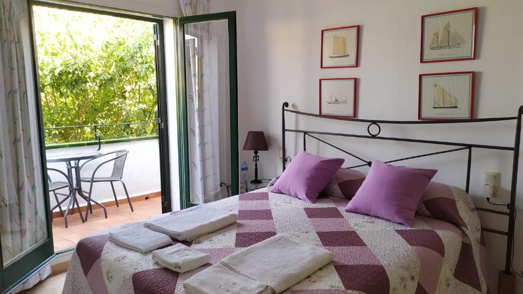 Postel nebo postele na pokoji v ubytování Magnolia, habitación matrimonial con baño privado, en casa compartida