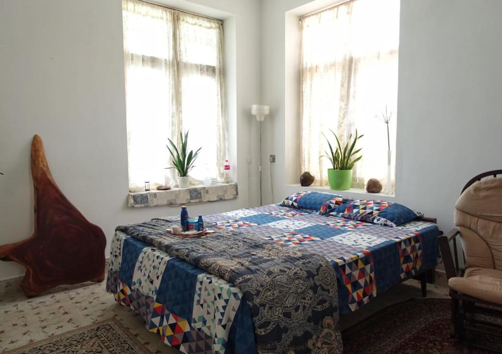 1 dormitorio con 1 cama con edredón en White Butterfly, en Trivandrum