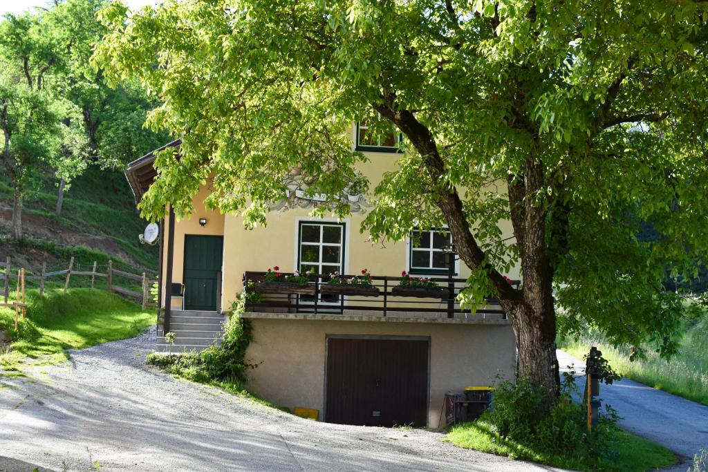 ein Haus mit einem Baum davor in der Unterkunft Ferienwohnung am Sattelhof #2 in Türnitz