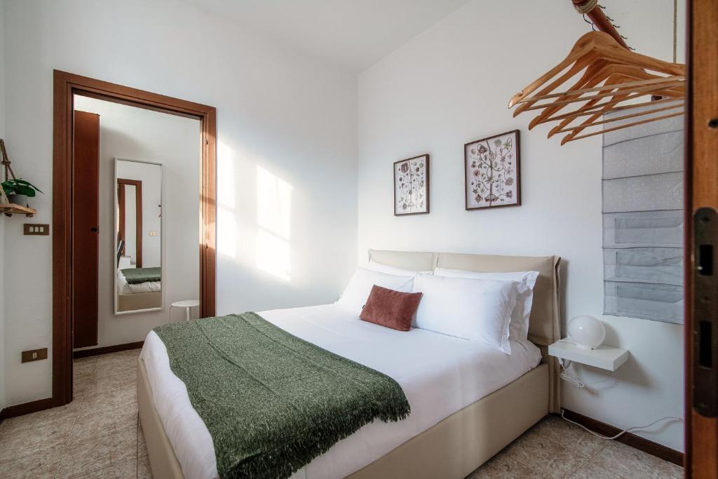 מיטה או מיטות בחדר ב-Apartment Piazza Roma by Quokka 360 - historic flat in the centre of Como