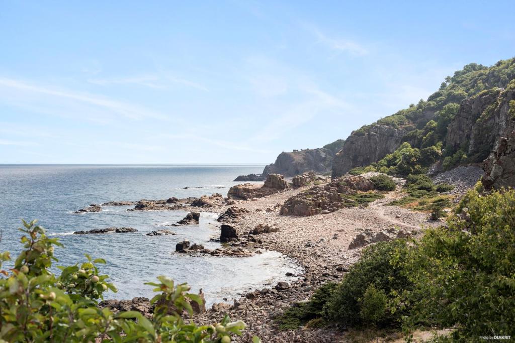 uma vista para o oceano a partir de uma praia rochosa em First Camp Torekov-Båstad em Torekov