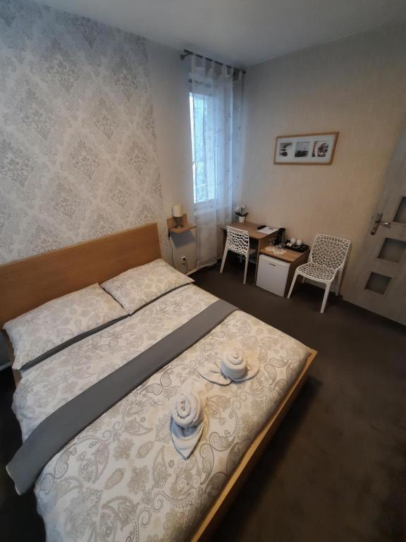 Łóżko lub łóżka w pokoju w obiekcie Hotel Boršičanka