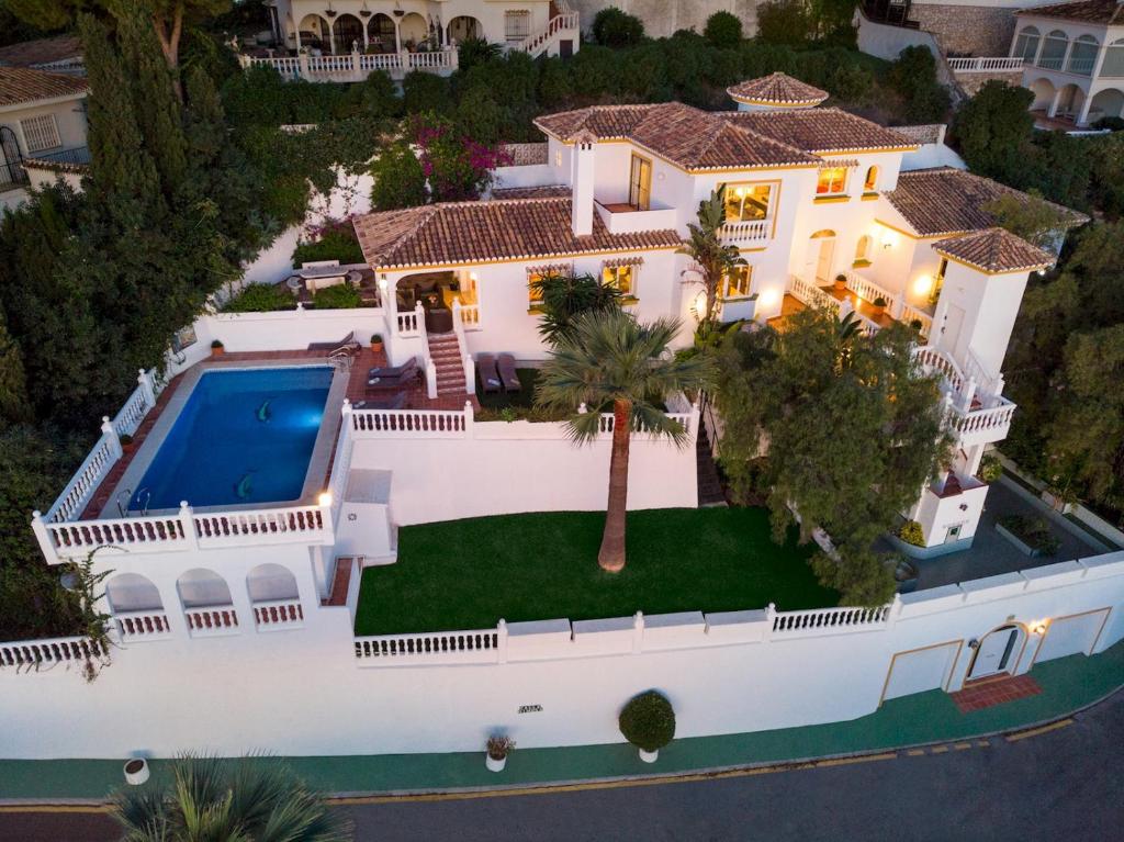 una vista aérea de una casa con piscina en Large Family Villa 500m From Beach with Stunning Views en Mijas Costa