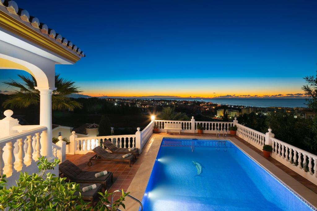 Bazén v ubytování Large Family Villa 500m From Beach with Stunning Views nebo v jeho okolí