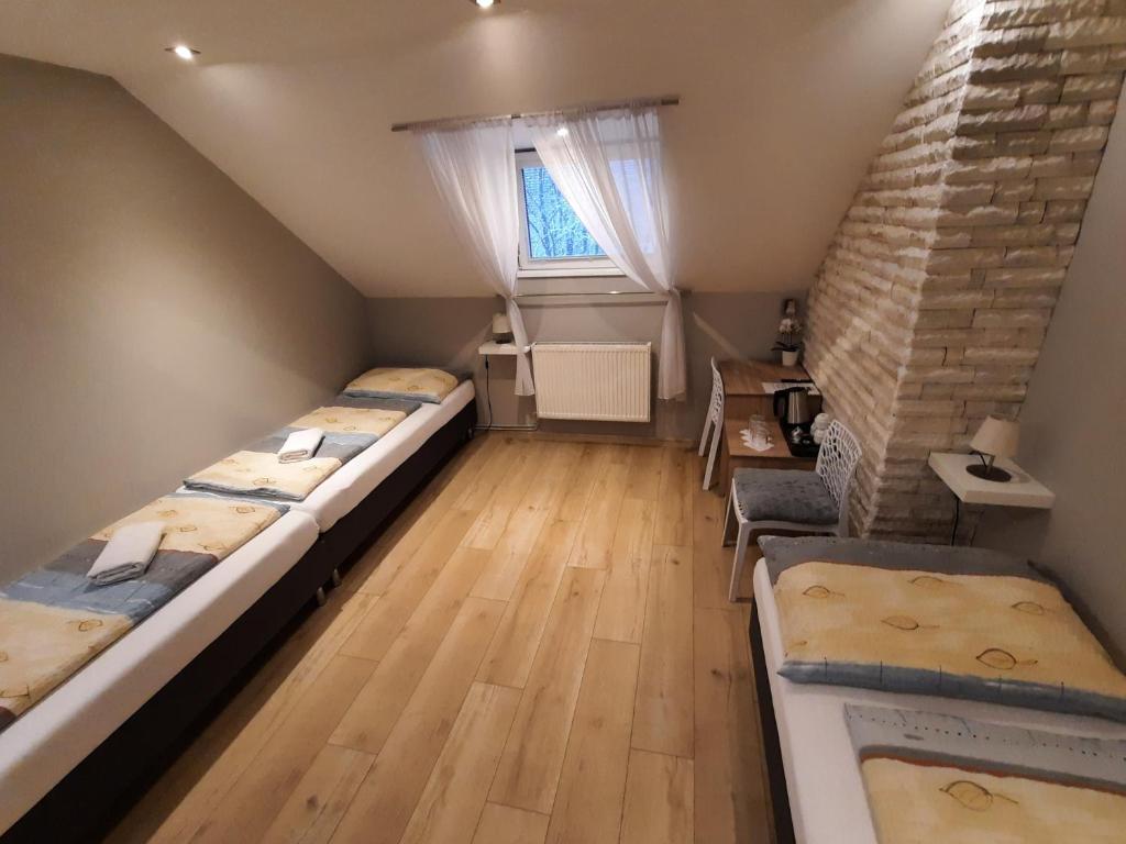 Łóżko lub łóżka w pokoju w obiekcie Hotel Boršičanka