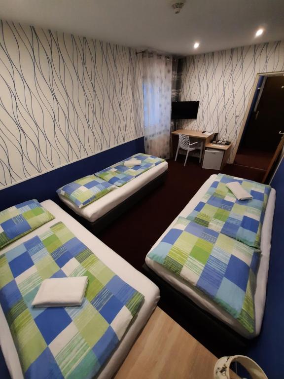 Łóżko lub łóżka w pokoju w obiekcie Hotel Boršičanka
