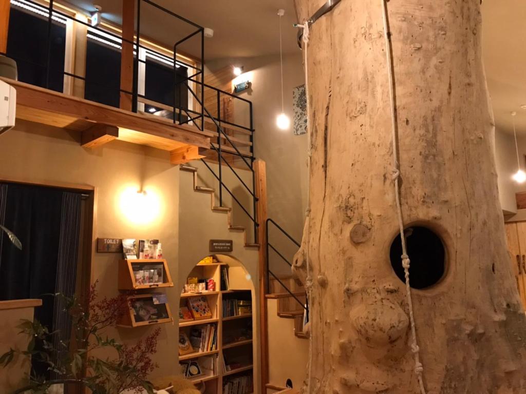 spiralne schody w pokoju z pniem drzewa w obiekcie Family Hotel Matsumoto Satoyama Doors w mieście Matsumoto