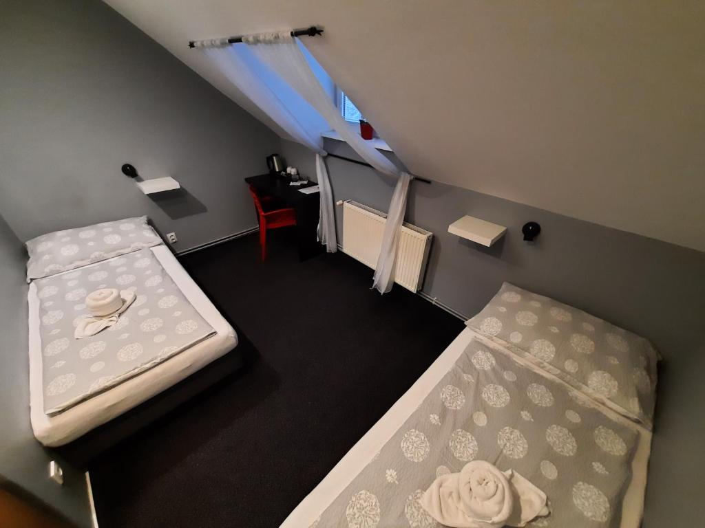 Łóżko lub łóżka w pokoju w obiekcie Hotel Boršičanka