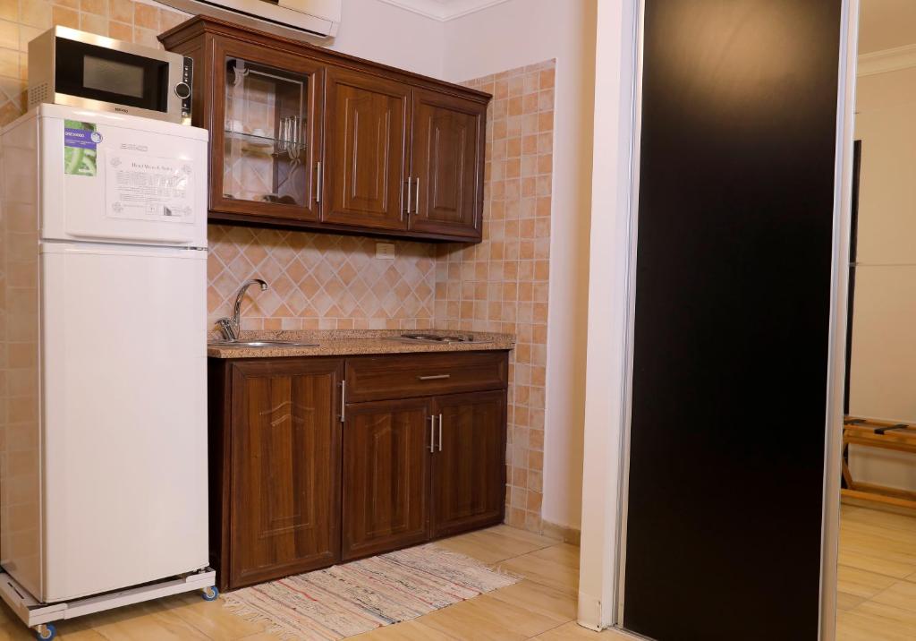 Kuchyň nebo kuchyňský kout v ubytování Abu Alsoud Hotel