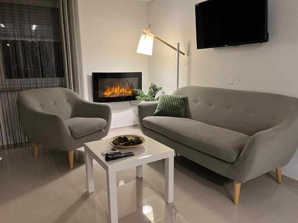 sala de estar con sofá, 2 sillas y chimenea en Apartman SONAS with free private parking, en Karlovac