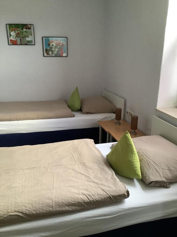 Zimmer mit 2 Betten und einem Tisch in der Unterkunft FEWO Appartement 4 in Minden