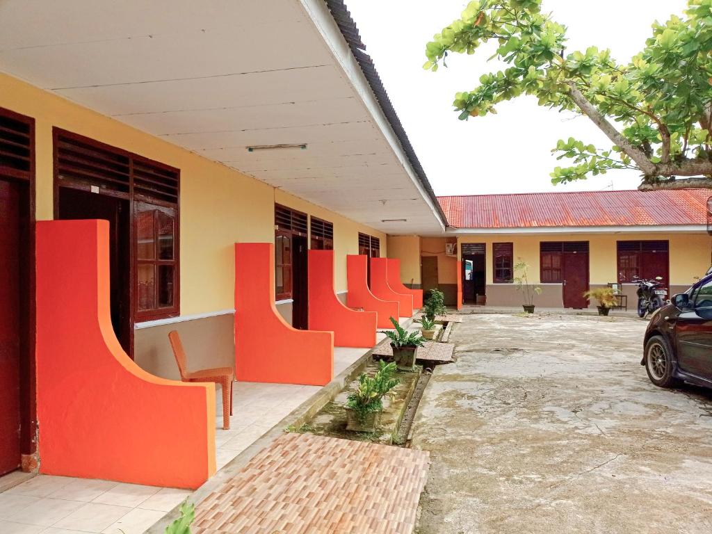 un edificio con divisori arancioni in un parcheggio di Reddoorz @ Kanaka GuestHouse a Bengkulu