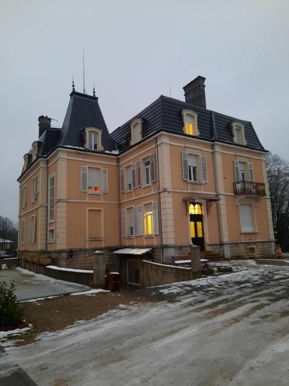 a large house is under construction in the snow at Château Japy F3 7 ieme art 