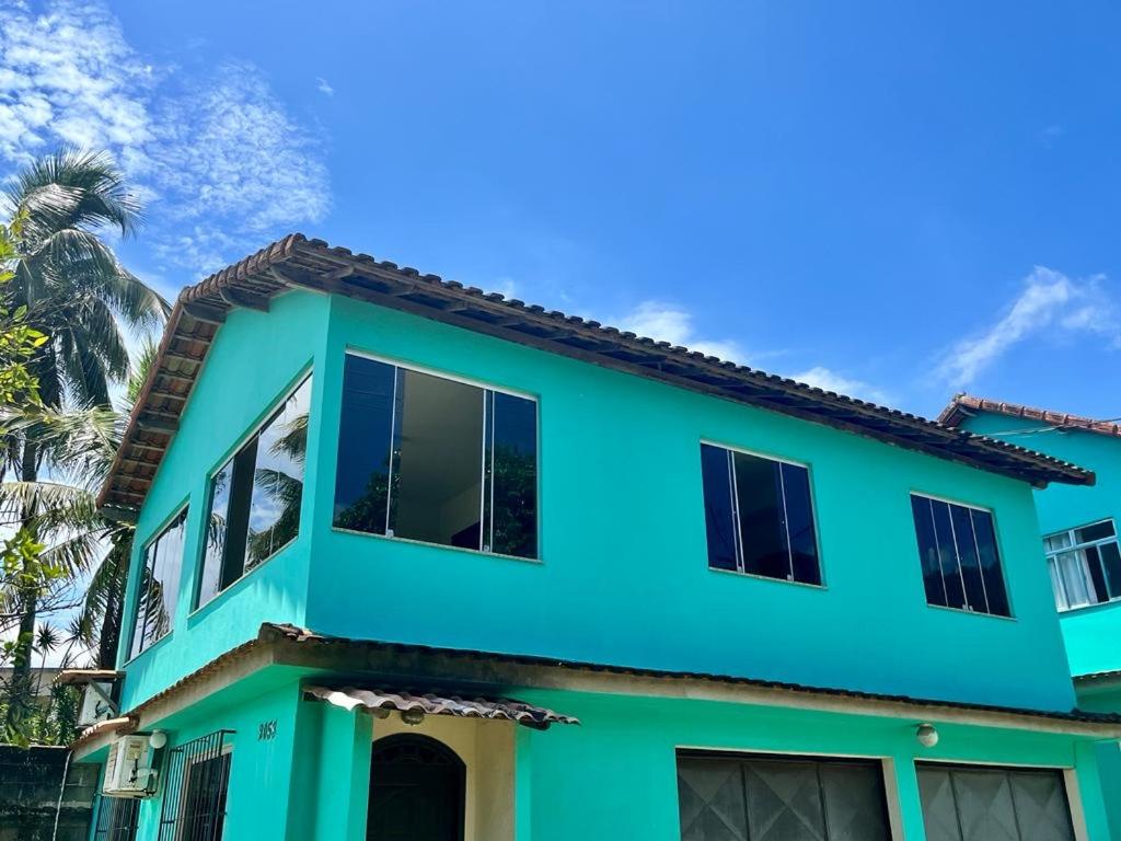 una casa azul y verde con una palmera en Adialas Tour Angra dos Reis!, en Angra dos Reis