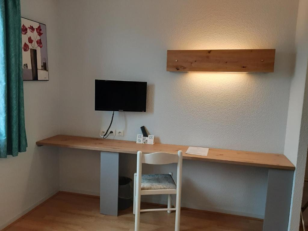 TV a/nebo společenská místnost v ubytování Hôtel Acacia Nancy sud Lunéville