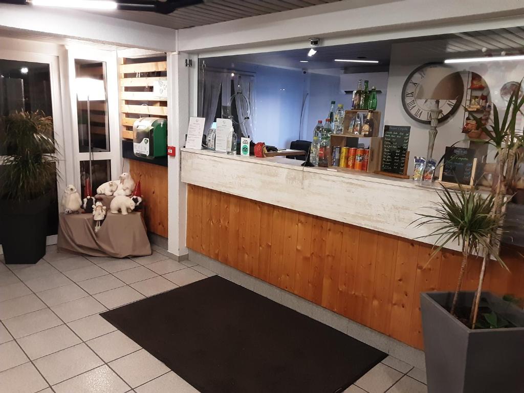 Lounge nebo bar v ubytování Hôtel Acacia Nancy sud Lunéville