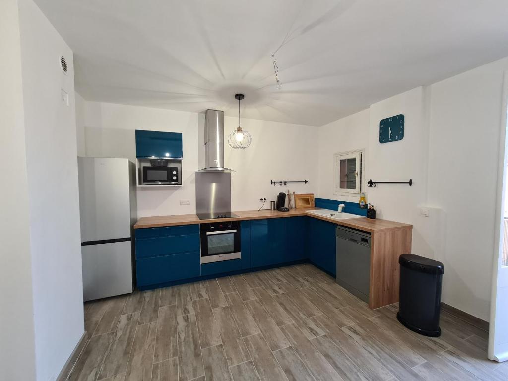 Kuchyňa alebo kuchynka v ubytovaní Appartement rénové indépendant avec garage au centre du village