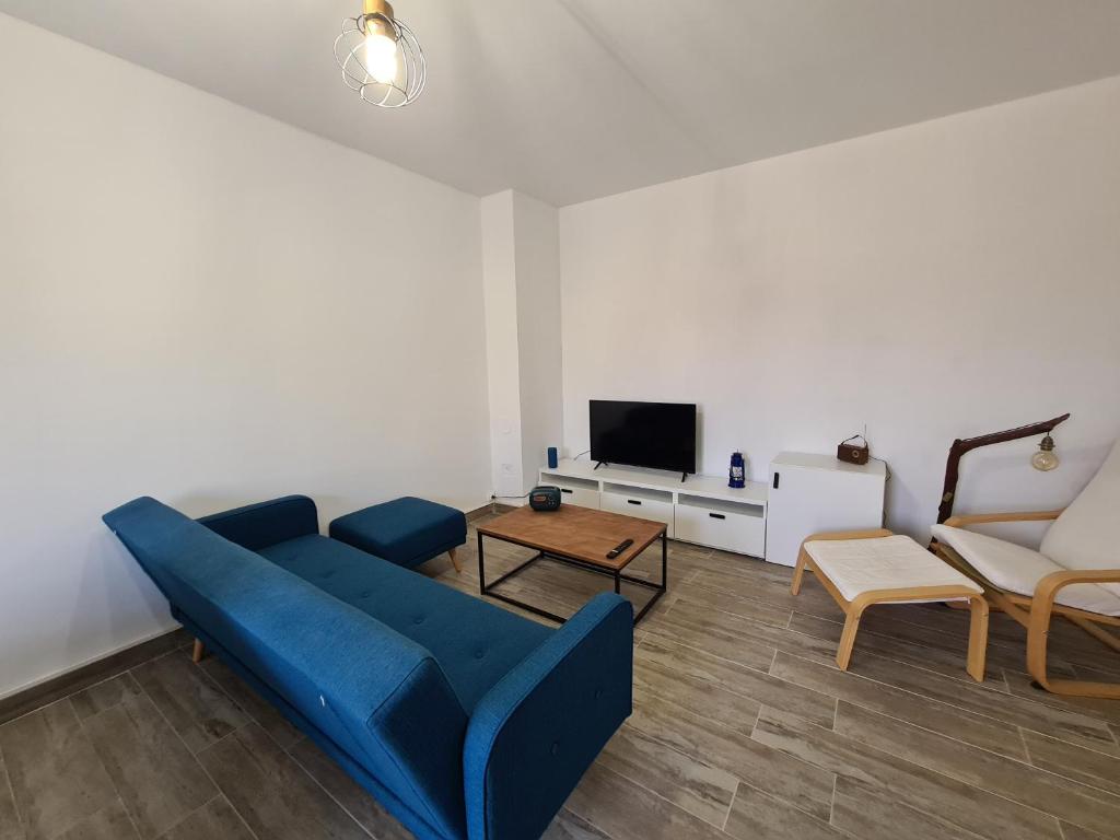 Televízia a/alebo spoločenská miestnosť v ubytovaní Appartement rénové indépendant avec garage au centre du village