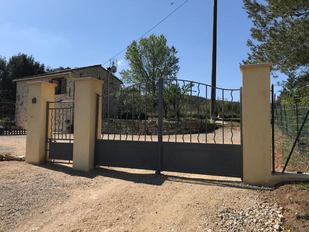 Fotografia z galérie ubytovania Maison en pierre indépendante 47m² + stationnement v destinácii Sillans-la Cascade
