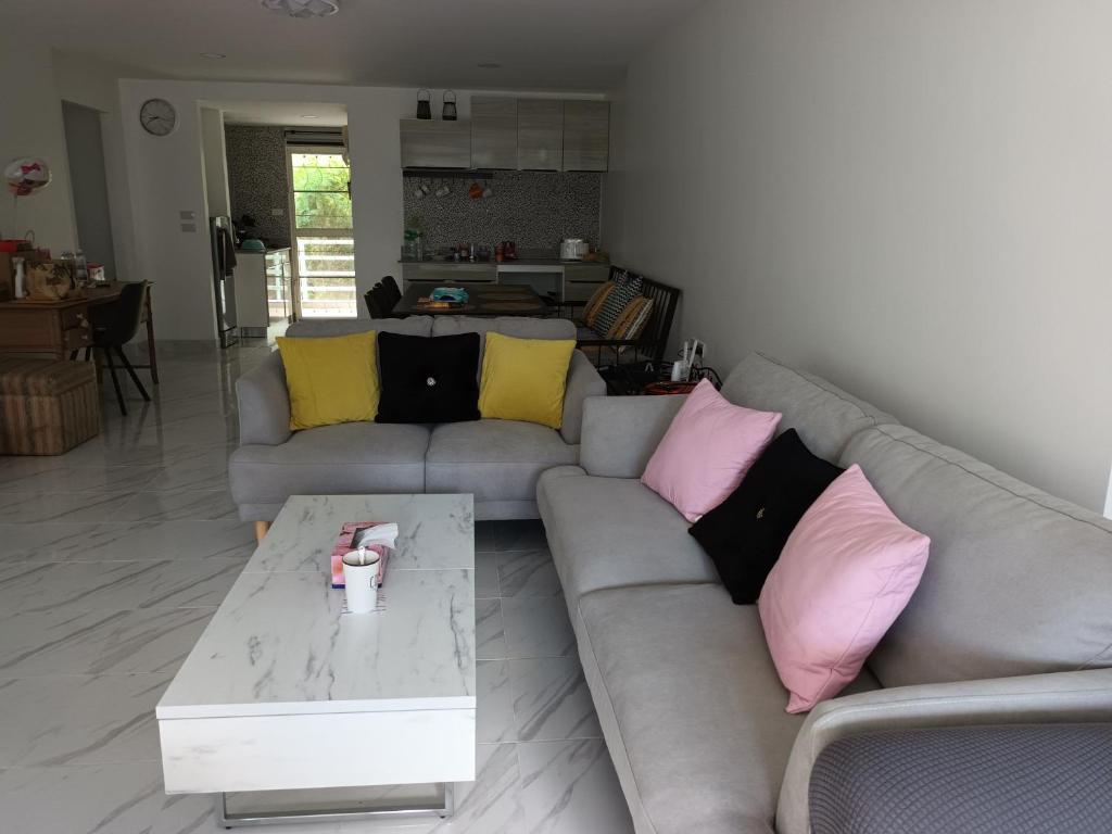 een woonkamer met een bank en een salontafel bij 2 beds front beach in Jomtien Beach