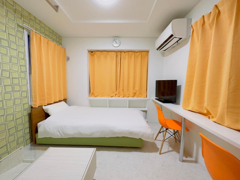 a bedroom with a bed and a desk with a computer at 3-1 New Open地下鉄徒歩4分　美室【サービスアパートメントSapporo大通東3】3-1 in Sapporo