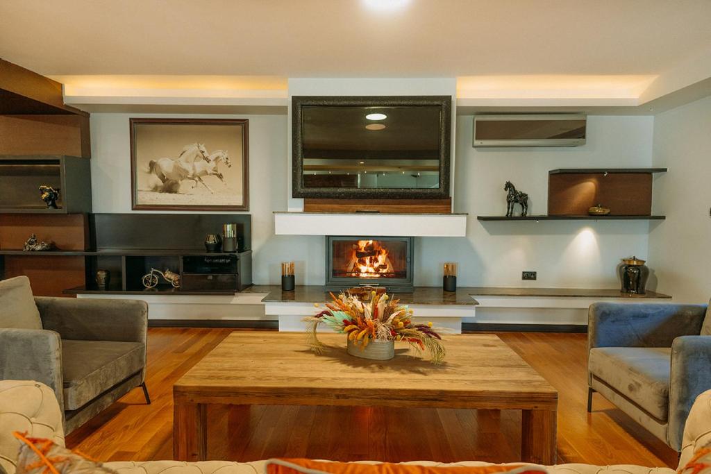 A television and/or entertainment centre at Doors Urla Hotel & Bungalows