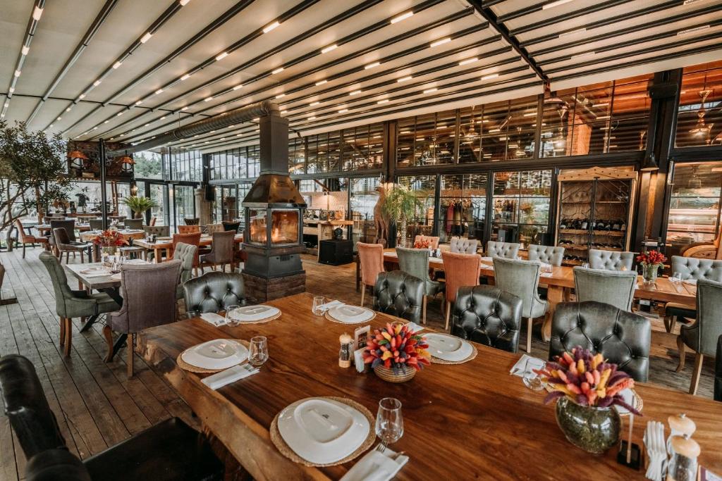 A restaurant or other place to eat at Doors Urla Hotel & Bungalows