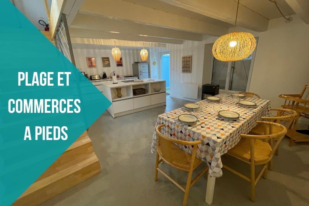 une cuisine avec une table avec des chaises et une salle à manger dans l'établissement Maison de ville - Plage à pied, à Crozon
