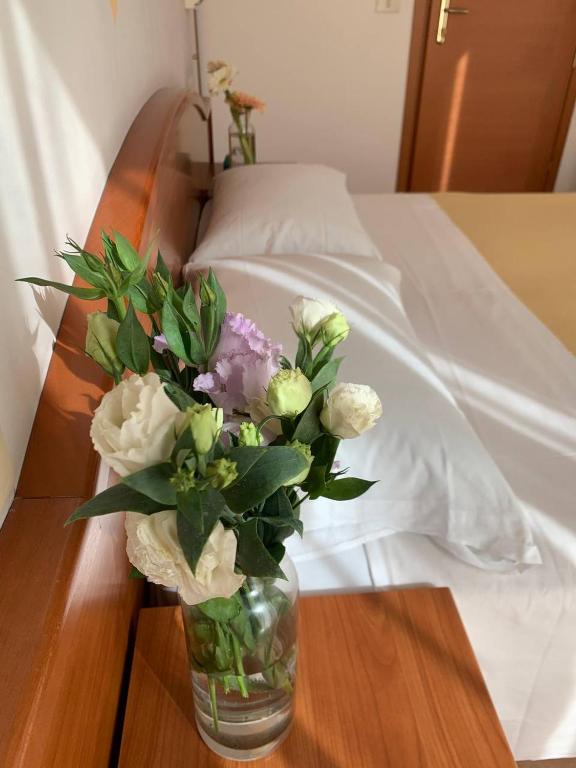 Łóżko lub łóżka w pokoju w obiekcie Hotel Villa Caterina
