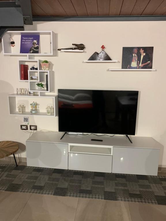 A television and/or entertainment centre at FORIA 58 APARTAMENTS