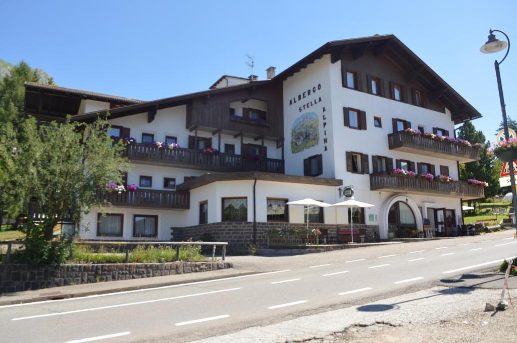un hôtel sur le côté de la route dans l'établissement Hotel Stella Alpina, à Bellamonte