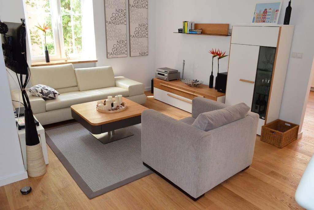 uma sala de estar com um sofá e uma mesa em Hello Apartments Modena Sw Ducha em Gdansk