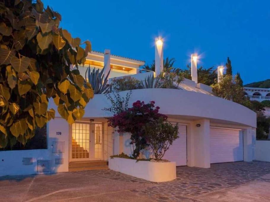 VILLA LANTANA Lujo y estilo con vistas únicas al puerto de ...